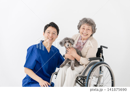 車椅子のシニア女性とセラピードック 141875690
