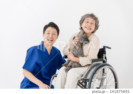 車椅子のシニア女性とセラピードック 車椅子のシニア女性とセラピードック 141875691