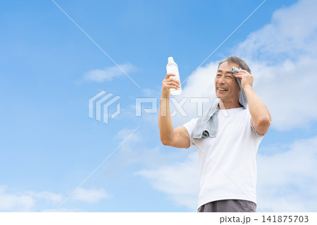 水を飲む男性　青空 141875703
