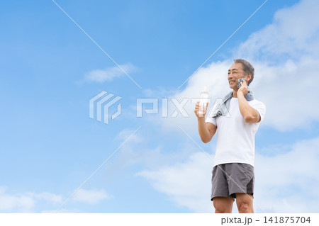 水を飲む男性 青空 水を飲む男性 青空 141875704