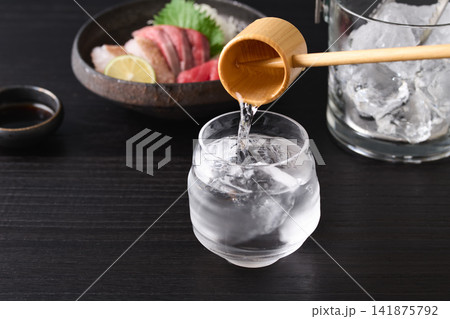 焼酎をグラスに注ぐ 焼酎の水割り 焼酎をグラスに注ぐ 焼酎の水割り 141875792