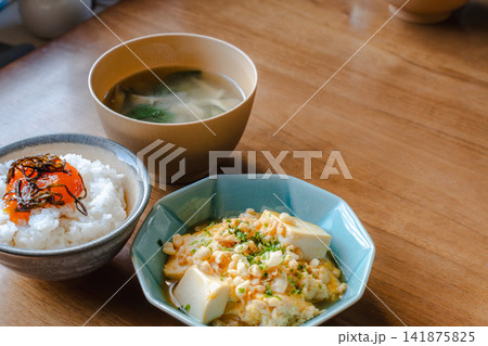 湯気が立つ味噌汁と柔らかな豆腐料理の和食朝食 湯気が立つ味噌汁と柔らかな豆腐料理の和食朝食 141875825