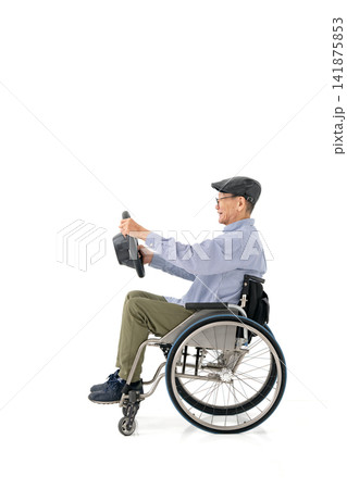 車椅子　シニア男性　マイカー 141875853