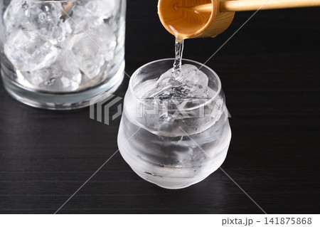 焼酎をグラスに注ぐ　焼酎の水割り 141875868