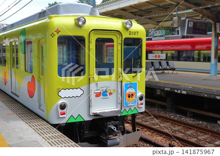 鳥羽駅に停車中の観光列車「つどい」（三重県鳥羽市） 141875967