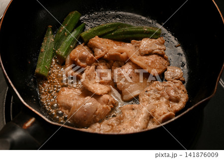 生姜焼きの調理シーン 141876009
