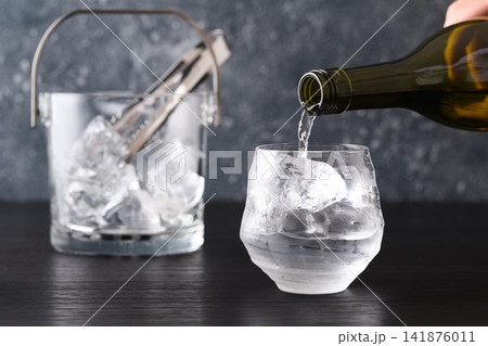 焼酎をグラスに注ぐ　焼酎の水割り 141876011