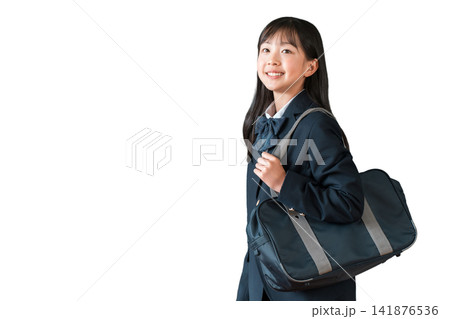 スクールバックを持つ制服姿の小学生,中学生,高校生の女子生徒 スクールバックを持つ制服姿の小学生,中学生,高校生の女子生徒 141876536