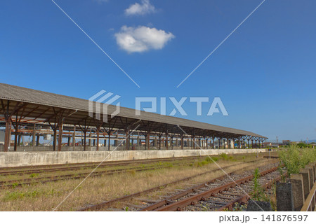 美濃赤坂駅の貨物用ホームと線路、青空に浮かぶ雲、岐阜県大垣市の産業遺産風景(日本) 美濃赤坂駅の貨物用ホームと線路、青空に浮かぶ雲、岐阜県大垣市の産業遺産風景(日本) 141876597