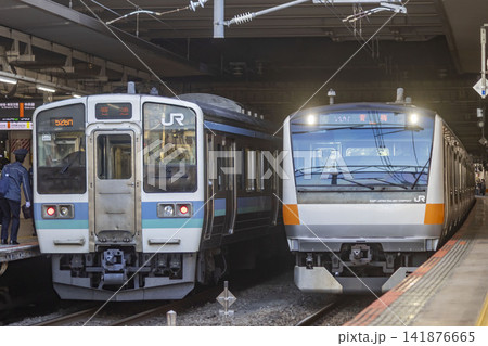 立川駅に停車中の211系電車とE233系電車 立川駅に停車中の211系電車とE233系電車 141876665