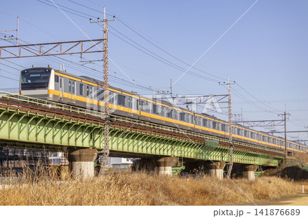 多摩川を渡る中央線の列車 141876689