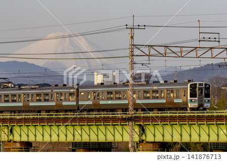 朝の多摩川を渡る中央線の211系電車と富士山 朝の多摩川を渡る中央線の211系電車と富士山 141876713