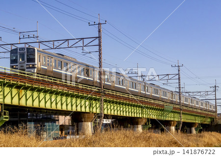 朝の多摩川を渡る中央線の211系電車 141876722
