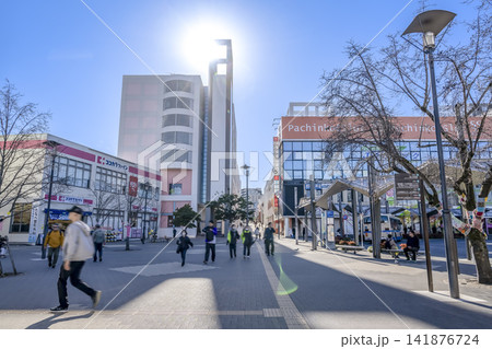 横浜市緑区の都市風景 十日市場駅前の歩道とバスロータリー 横浜市緑区の都市風景 十日市場駅前の歩道とバスロータリー 141876724