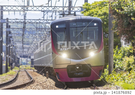 日野市を走る京王線の電車 日野市を走る京王線の電車 141876892