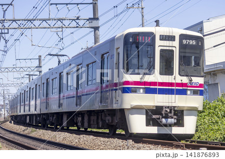日野市を走る京王線の電車 日野市を走る京王線の電車 141876893