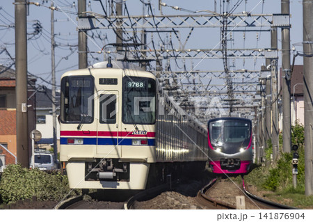 日野市を走る京王線の電車 日野市を走る京王線の電車 141876904