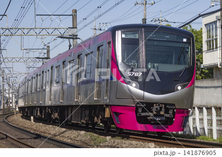 日野市を走る京王線の電車 日野市を走る京王線の電車 141876905