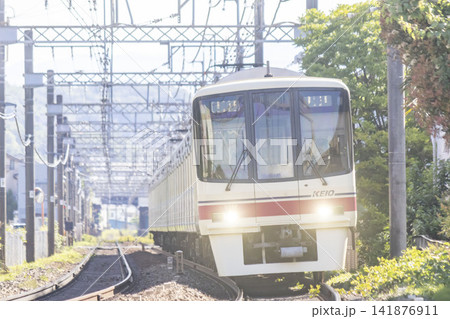 日野市を走る京王線の電車 日野市を走る京王線の電車 141876911