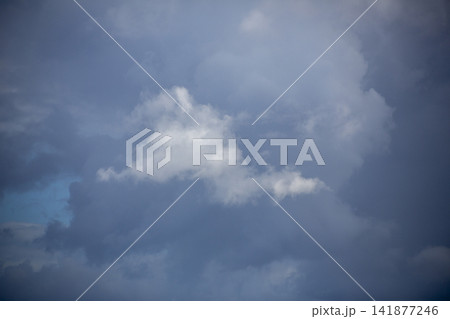 奄美大島の9月の青空と湧き上がる白い入道雲 奄美大島の9月の青空と湧き上がる白い入道雲 141877246