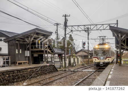 雨の日の西魚津駅と地鉄電車 141877262