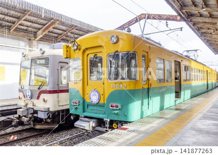 電鉄富山駅に停車中の地鉄電車 141877263