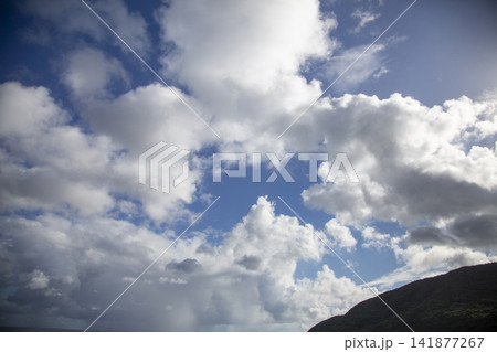 奄美大島の9月の青空と湧き上がる白い入道雲 奄美大島の9月の青空と湧き上がる白い入道雲 141877267