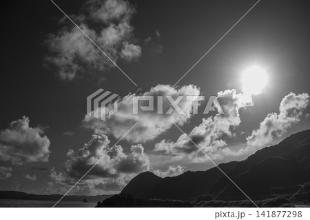 奄美大島の9月の青空と湧き上がる白い入道雲 奄美大島の9月の青空と湧き上がる白い入道雲 141877298