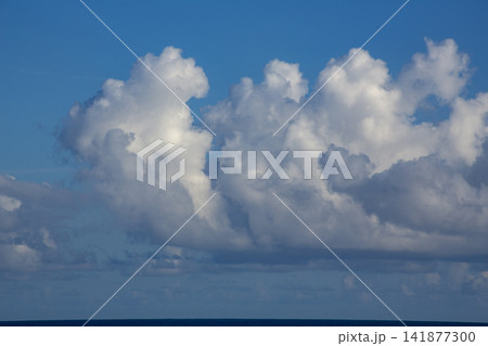 奄美大島の9月の青空と湧き上がる白い入道雲 奄美大島の9月の青空と湧き上がる白い入道雲 141877300
