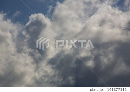 奄美大島の9月の青空と湧き上がる白い入道雲 奄美大島の9月の青空と湧き上がる白い入道雲 141877311