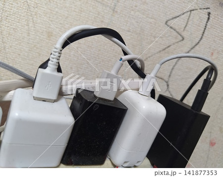 断線しかけたUSBケーブルと充電器 断線しかけたUSBケーブルと充電器 141877353