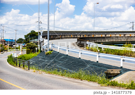 道路脇の防草シート 道路脇の防草シート 141877379
