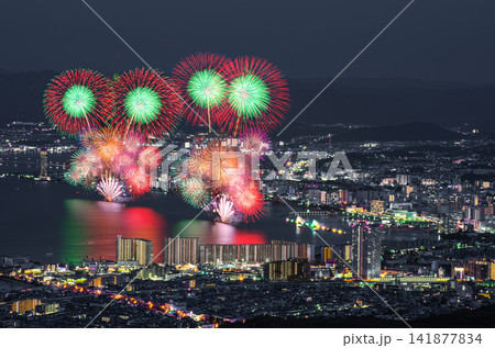 びわ湖大花火大会の夜空と湖面を彩る色鮮やかな花火と街の夜景 141877834