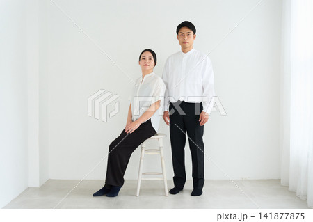 白い壁の前に並ぶ若い男女 白い壁の前に並ぶ若い男女 141877875