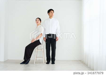 白い壁の前に並ぶ若い男女 白い壁の前に並ぶ若い男女 141877879