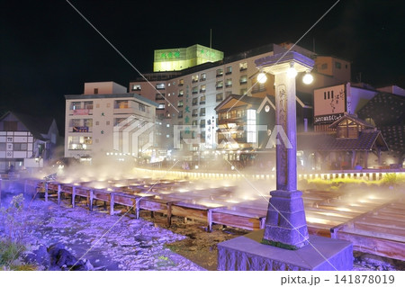 湯気あふれる温泉街の景観(草津温泉 群馬県 吾妻郡 草津町) 湯気あふれる温泉街の景観(草津温泉 群馬県 吾妻郡 草津町) 141878019