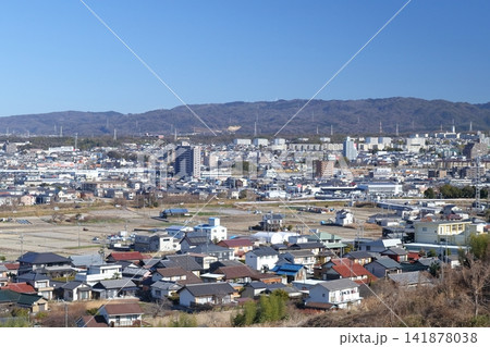郊外の住宅街の風景(愛知県 瀬戸市) 郊外の住宅街の風景(愛知県 瀬戸市) 141878038