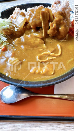 大きな唐揚げをのせたボリューム満点のカレー 大きな唐揚げをのせたボリューム満点のカレー 141878161