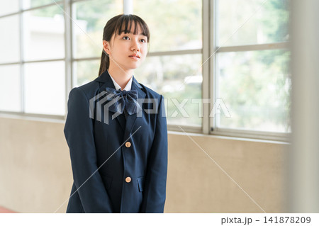 学校の廊下を歩く制服姿の中学生,高校生の女子生徒 141878209
