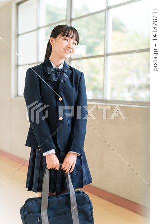 学校の廊下を歩く制服姿の中学生,高校生の女子生徒 学校の廊下を歩く制服姿の中学生,高校生の女子生徒 141878211