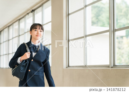 学校の廊下を歩く制服姿の中学生,高校生の女子生徒 学校の廊下を歩く制服姿の中学生,高校生の女子生徒 141878212