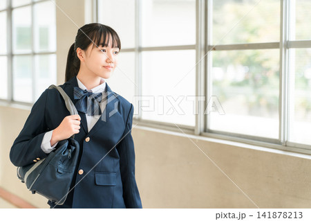 学校の廊下を歩く制服姿の中学生,高校生の女子生徒 学校の廊下を歩く制服姿の中学生,高校生の女子生徒 141878213