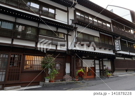 伝統的な温泉旅館の建物(草津温泉 群馬県 吾妻郡 草津町) 伝統的な温泉旅館の建物(草津温泉 群馬県 吾妻郡 草津町) 141878228