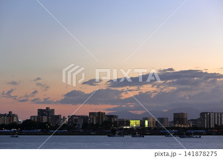 夕暮れの街並みと水辺の風景（三重県 桑名市） 141878275