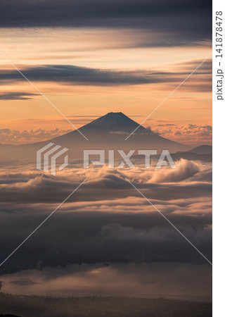 高ボッチ高原から見る夜明けの富士山と諏訪湖 高ボッチ高原から見る夜明けの富士山と諏訪湖 141878478
