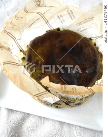 抹茶バスクチーズケーキ 焼き立て 抹茶バスクチーズケーキ 焼き立て 141879460