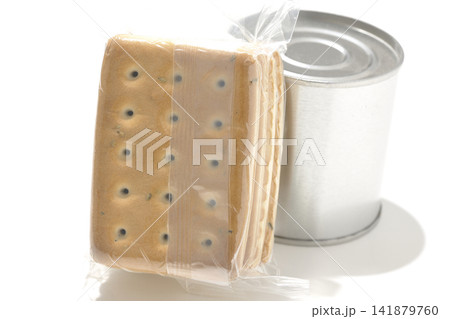 乾パンと缶を白背景で撮影 乾パンと缶を白背景で撮影 141879760