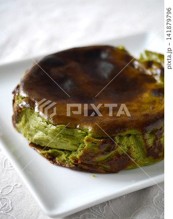抹茶バスクチーズケーキ ホールケーキ 抹茶バスクチーズケーキ ホールケーキ 141879796