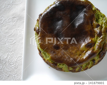 抹茶バスクチーズケーキ ホールケーキ 抹茶バスクチーズケーキ ホールケーキ 141879801