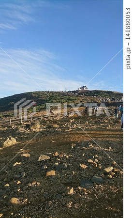 青空の下に広がる蔵王の荒々しい山岳風景 141880053